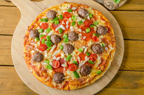 طريقة عمل بيتزا بكرات اللحم الإيطالية,بيتزا,بيتزا باللحم